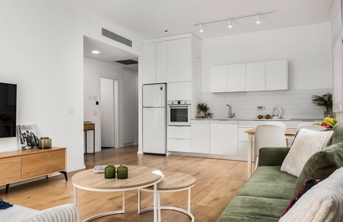 Tel Aviv City Center Apartment | Sunny Chic in Tel Aviv Center