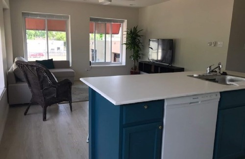 Roseville Apartment | Sunny City Apartment: Pet-Friendly Stay with Spa & Breakfast