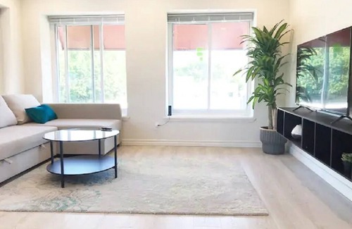 Roseville Apartment | Sunny City Apartment: Pet-Friendly Stay with Spa & Breakfast