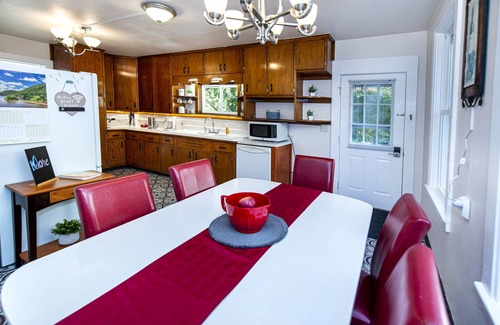 Hartford Apartment | Ideal Getaway Near Holy Hill with Pet-Friendly Amenities
