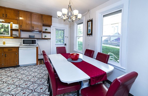 Hartford Apartment | Ideal Getaway Near Holy Hill with Pet-Friendly Amenities
