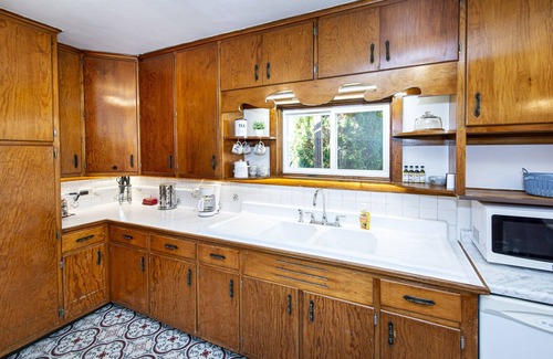 Hartford Apartment | Ideal Getaway Near Holy Hill with Pet-Friendly Amenities