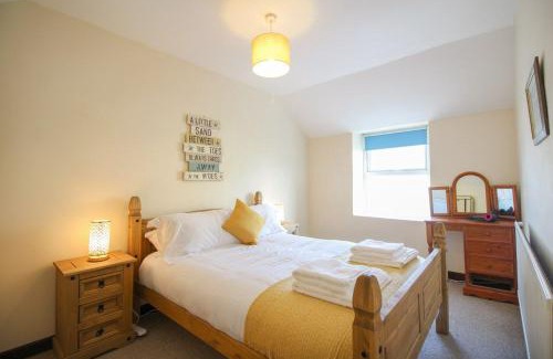 Hayle House | Pet-Friendly Sunny Corner Cottage with Great Guest Reviews