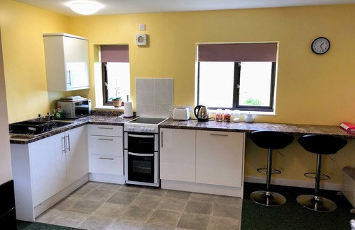St. Keverne Cottage | Sunny Corner Holiday Cottage with Oceanfront Pool Access