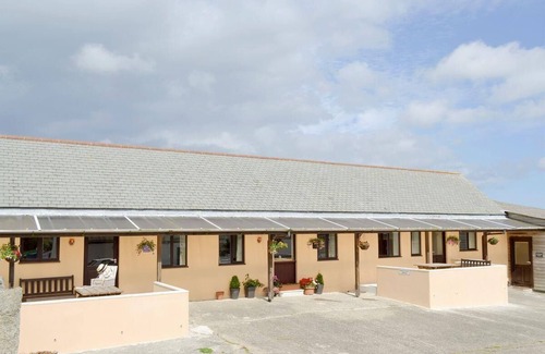 St. Keverne Cottage | Sunny Corner Holiday Cottage with Oceanfront Pool Access