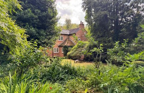 Welby House | Sunny Cottage: 4-Star Stay with Pet and Child-Friendly Perks