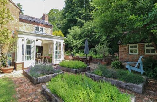 Welby House | Sunny Cottage: 4-Star Stay with Pet and Child-Friendly Perks