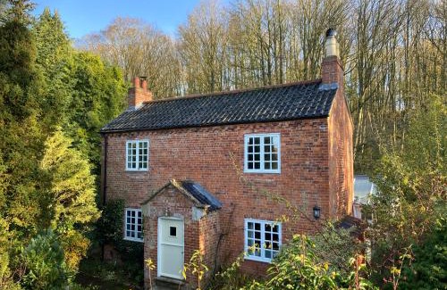 Welby House | Sunny Cottage: 4-Star Stay with Pet and Child-Friendly Perks
