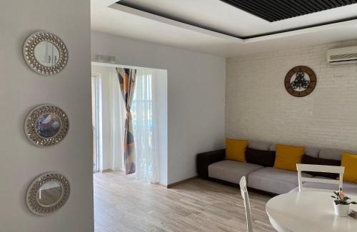 Stefanestii de Jos Apartment | Idyllic Cosmopolis Apartment with Oceanfront Views
