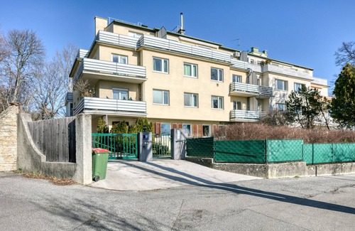 Dobling Apartment | Bright 2BR Döbling Apartment with Balcony, Steps from Tram