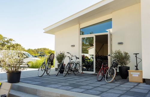 Ruigenhoek House | Contemporary Holiday Home Near the Sea with Great Amenities