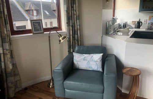 Findhorn Apartment | Sunny First Floor Flat: Steps to the Beach with Ocean View