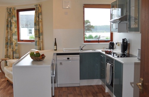 Findhorn Apartment | Sunny First Floor Flat: Steps to the Beach with Ocean View