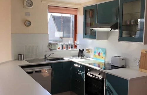 Findhorn Apartment | Sunny First Floor Flat: Steps to the Beach with Ocean View
