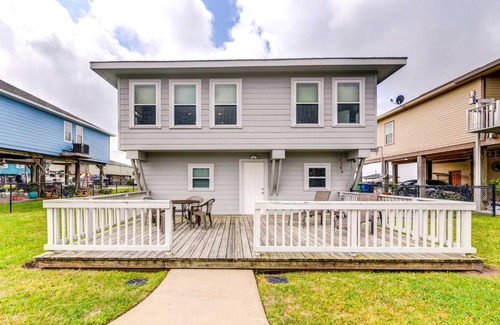 Freeport House | Welcoming Freeport Home on Canal with On-Site Fishing