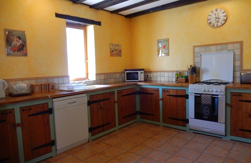 Abilly House | Sunny Gite with Private Garden & Shared Heated Pool
