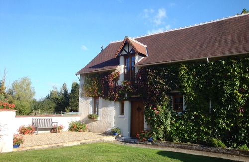 Abilly House | Sunny Gite with Private Garden & Shared Heated Pool