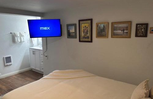 Golden Hill Apartment | Sunny Golden Hill Studio! Fully Stocked - near DT