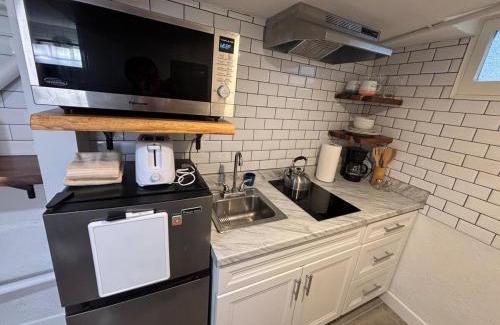 Golden Hill Apartment | Sunny Golden Hill Studio! Fully Stocked - near DT
