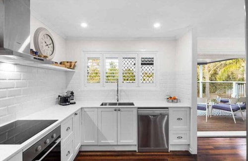 Varsity Lakes House | Coastal Retreat at Sunny Hampton's on Lake with Breakfast