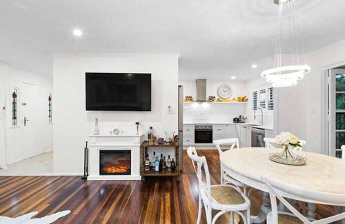 Varsity Lakes House | Coastal Retreat at Sunny Hampton's on Lake with Breakfast