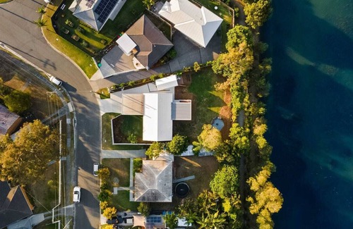 Varsity Lakes House | Coastal Retreat at Sunny Hampton's on Lake with Breakfast