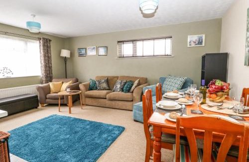 Weymouth House | Discover Sunny Haven: Pet and Child Friendly Getaway