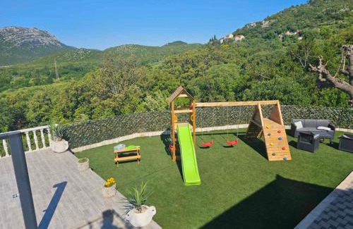 Ston Villa | Unwind at Sunny Hill: Oceanfront Bliss with Pool Access