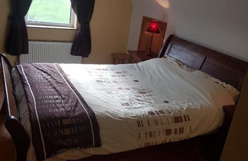 Ballycastle House | Sunny Hill: Family-Friendly Retreat with Breakfast Included