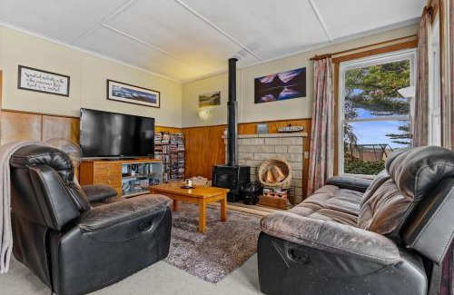 Hilltop House | Sunny Hilltop Red Bach w Lake and Mountain Views