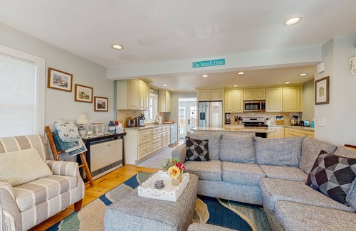 Wells Beach House | Beachside Home with Bikes, Balcony & Pet-Friendly Amenities