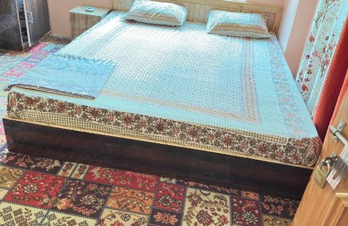 Sangla House | Cozy Sunny Homestay: Family and Pet-Friendly Retreat