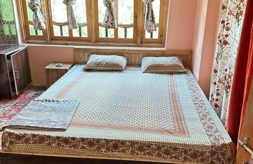Sangla House | Cozy Sunny Homestay: Family and Pet-Friendly Retreat