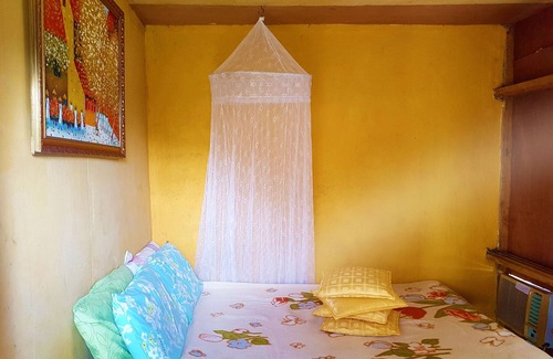 Calauan House | Welcoming Sunny-House in Calauan with Pool & Breakfast