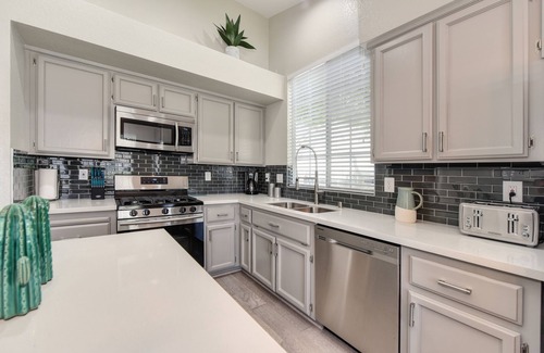 Southwestern Sacramento House | Sunny House: Pet-Friendly Retreat Near Downtown and Zoo