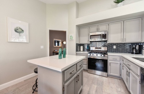Southwestern Sacramento House | Sunny House: Pet-Friendly Retreat Near Downtown and Zoo