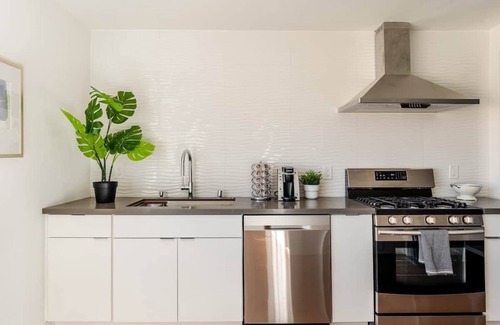 South Fair Oaks House | Sunny Retreat with Hot Tub Near Stanford - Pet Friendly!