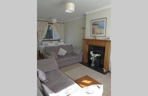 Craigleith House | Idyllic House with Edinburgh Skyline Views and Family-Friendly Amenities