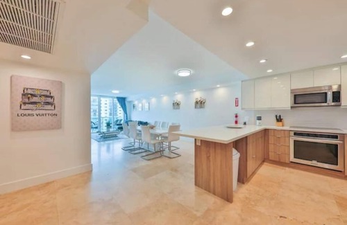 Golden Beach Hotel | Sunny Isles 2-bedroom Seaside Haven STR-02584