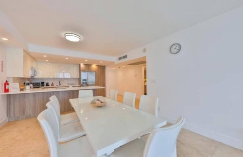 Golden Beach Hotel | Sunny Isles 2-bedroom Seaside Haven STR-02584