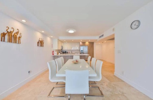 Golden Beach Hotel | Sunny Isles 2-bedroom Seaside Haven STR-02584