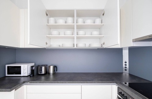 Erdberg Apartment | Sunny Landstraße 2BR with Pool & Gym near U3 Station