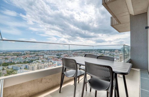 Erdberg Apartment | Sunny Landstraße 2BR with Pool & Gym near U3 Station