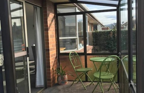 Saint Kilda House | Bright Gem with Kitchen, Guest Rated 9.8/10