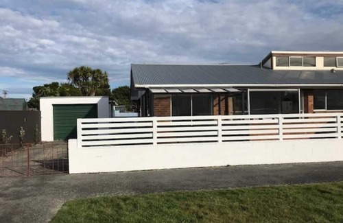 Saint Kilda House | Bright Gem with Kitchen, Guest Rated 9.8/10