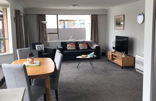 Saint Kilda House | Bright Gem with Kitchen, Guest Rated 9.8/10