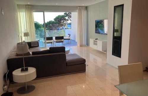Vale do Garrao Apartment | Relaxing Sunny Lounge Apartment with Oceanfront Pool