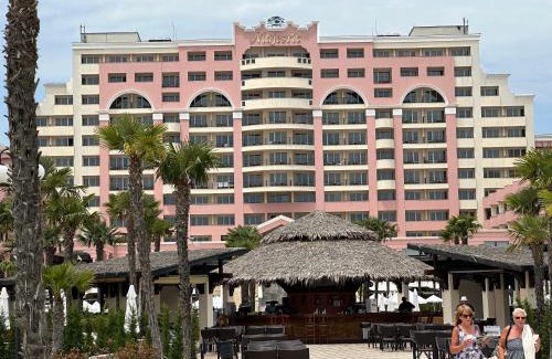 Sunny Beach Apartment | Exquisite Oceanfront Apartment with Private Beach Access