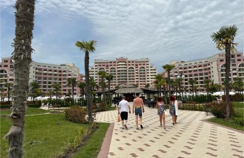 Sunny Beach Apartment | Exquisite Oceanfront Apartment with Private Beach Access