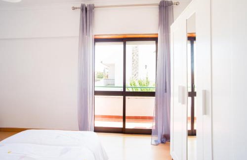Charneca de Caparica e Sobreda Apartment | Sunny Marisol T2: Guest Rated 10/10 with Pool & Breakfast